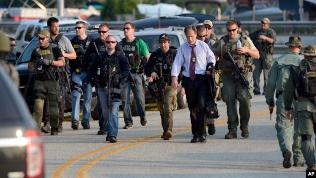 Agentes locales y federales continúan la búsqueda de un sospechoso de disparar a un policía en Fox Lake, Illinois.