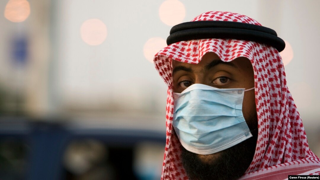 Seorang petugas di pos keamanan perbatasan antara Jeddah dan Mekah memakai masker. (Foto: Dok)