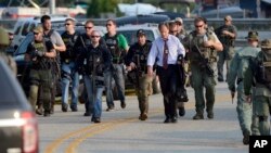 Agentes locales y federales continúan la búsqueda de un sospechoso de disparar a un policía en Fox Lake, Illinois.