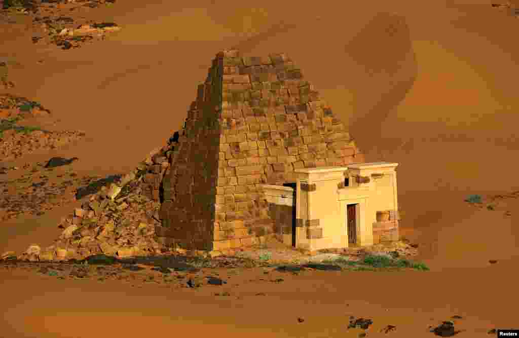 ان اہراموں میں سے کئی ہزاروں سال پرانے ہیں۔ سوڈان کے پڑوسی ملک مصر میں بھی ایسے ہی کئی اہرام موجود ہیں۔