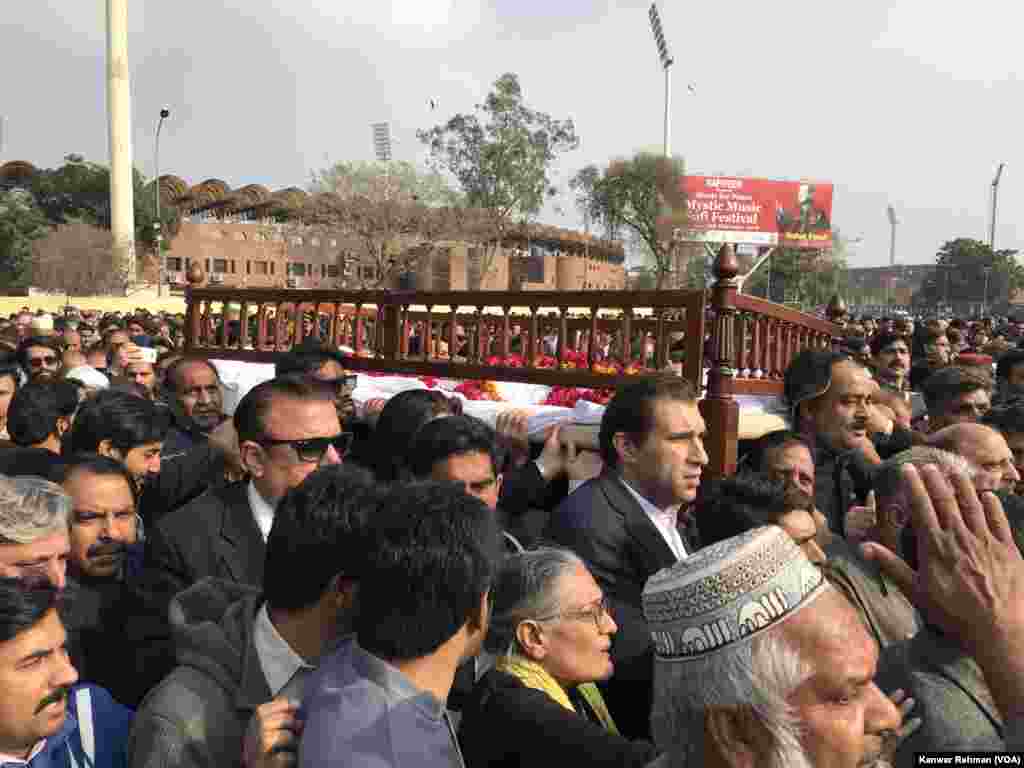 نمازِ جنازہ میں ہر شعبۂ زندگی سے تعلق رکھنے والے افراد کی بڑی تعداد شریک تھی۔