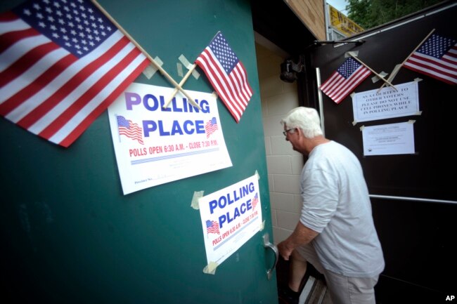 Tempat pemungutan suara di Weberwood Elementary, 14 Mei 2011 di Charleston, West Virginia. (Foto: AP)