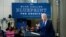 조 바이든(오른쪽) 미국 대통령이 27일 오하이오주 클리블랜드에서 경제 현안 등에 관해 연설하고 있다.