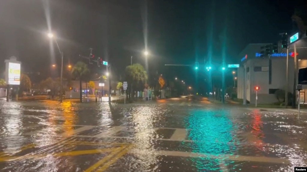 Vista de una calle semi inundada ante la cercanía del huracán Idalia en St Pete Beach, Florida, el 30 de agosto de 2023.