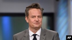 ARCHIVO - El actor Matthew Perry participa en un acto público en Nueva York, el 30 de marzo de 2017.
