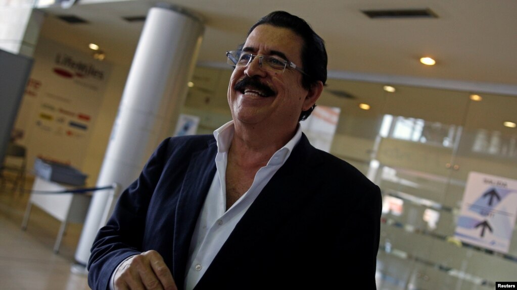 El expresidente hondureño Manuel Zelaya sonríe a su llegada al Aeropuerto Internacional Toncontín en Tegucigalpa, Honduras, el 13 de marzo de 2018. REUTERS / Jorge Cabrera