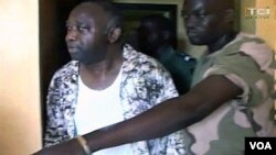 El saliente presidente de Costa de Marfil, Laurent Gbagbo, es conducido por las fuerzas especiales lo capturaron en su residencia en la ciudad de Abidjan.