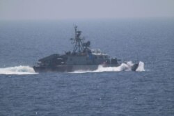 지난 2016년 7월 호르무즈 해협에서 미군 고위 장성이 탑승한 군함에 이란 군함과 쾌속정이 접근하고 있다. 당시 미군이 촬영한 이란 군함. (자료사진)