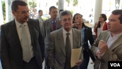 Henry Ramos Allup (centro) afirma que la alianza opositora decidirá "muy pronto" si opta por la enmienda constitucional para sacar a Maduro o por una de las otras dos sobre la mesa: el referendo revocatorio o la convocatoria de una asamblea constituyente. [Foto: Álvaro Algarra, VOA].