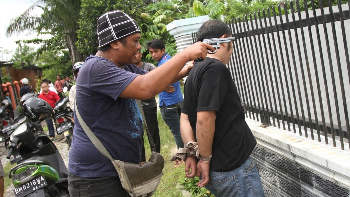 Indonesia: Two Days After Prison Break, 200 Inmates At Large