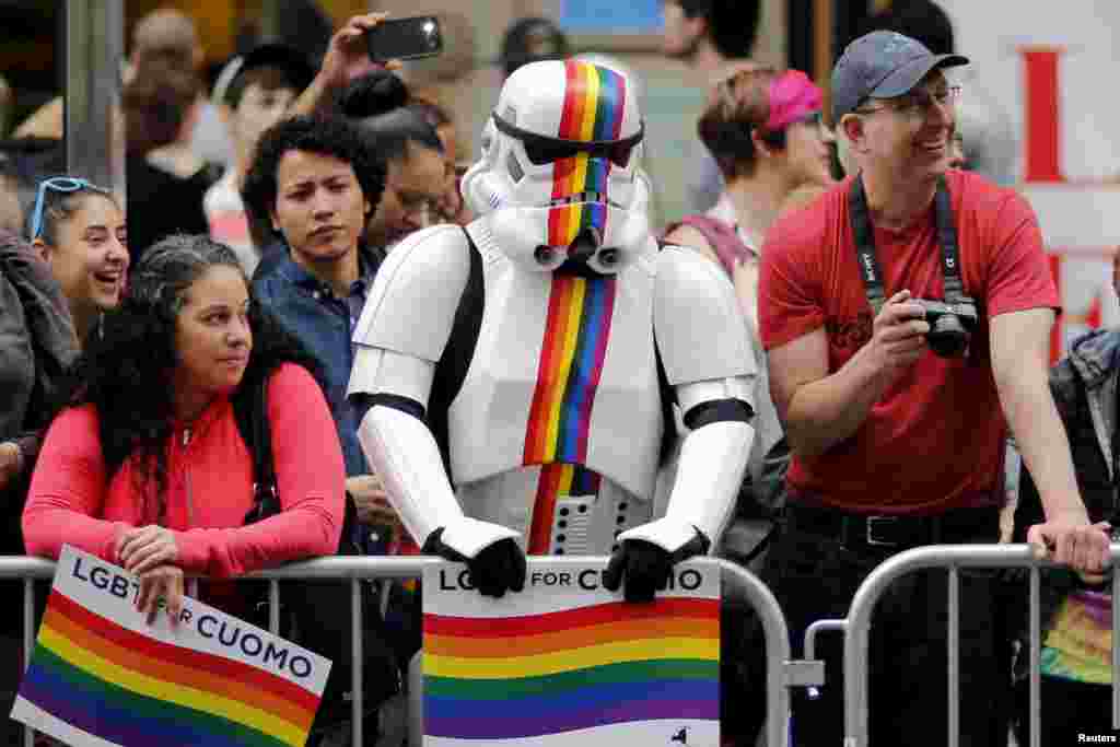 Seseorang berkostum Stormtrooper dari Star Wars (tengah) menunggu dimulainya pawai Gay Pride tahunan di kota New York (28/6). (Reuters/Eduardo Munoz)