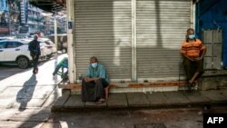 ရန်ကုန်မြို့က ဆိုင်ခန်းများ ပိတ်ထားသည့် လမ်းတခု (အောက်တိုဘာလ ၇ ရက်နေ့ ၂၀၂၀)