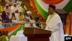 Presiden Niger, Mahamadou Issoufou, berpidato dalam upacara pelantikannya di Palais des Congres di Niamey (2/4). (AFP/Boureima Hama)