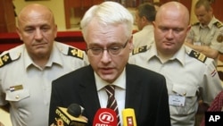 Predsjednik Josipović daje izjavu novinarima nakon otvaranja skupa NATO-a