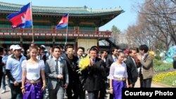 Cambodian workers in Seoul, South Korea, greet Mr. Kem Sokha, head the opposition Human Rights Party, during his visit there in late March 2013 to garner support ahead of the upcoming national elections. (Courtesy of Touch Vibol)