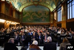 (Dari kiri L) Jean Michel Gausso dan Yvonne Cossu dari Perancis, dan Ulrich Gantz dan Barbara Brix tampil dihadapan para siswa dalam konferensi yang digelar organisasi masyarakat madani dari Swiss, CICAD, yang mengkampanyekan anti-semitisme, 17 Januari 2019.