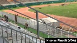 Travailleurs sur le chantier dans le stade Félix Houphouët-Boigny à Abidjan, le 4 octobre 2016 (VOA/Nicolas Pinault)