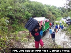 Hambatan di lapangan antara Poros Tentena-Bada, Kecamatan Lore Selatan dalam mengangkut 130 kotak suara Pemilu 2019 dari PPK Lore Selatan menuju KPU Poso (courtesy: PPK Lore Selatan-KPU Poso)