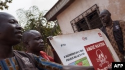 Les membres du personnel de l'ONG DanChurchAid (DCA) organisent un atelier de sensibilisation aux explosifs dans le quartier de Fatima 1, 3ème arrondissement, Bangui, 19 décembre 2017.