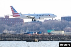 Pesawat Boeing 737 Max 8 milik American Airlines terbang dari Miami menuju New York City siap mendarat di bandara LaGuardia, New York, 12 Maret 2019.