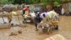 Des habitants évacuent leurs habitations suite à des inondations à Niamey au Niger, le 19 août 2012.