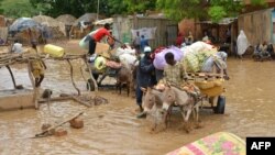 Des habitants évacuent leurs habitations suite à des inondations à Niamey au Niger, le 19 août 2012.