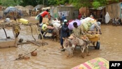 Evacuations à Niamey suite aux inondations Niamey, la capitale du Niger le 19 août 2012.