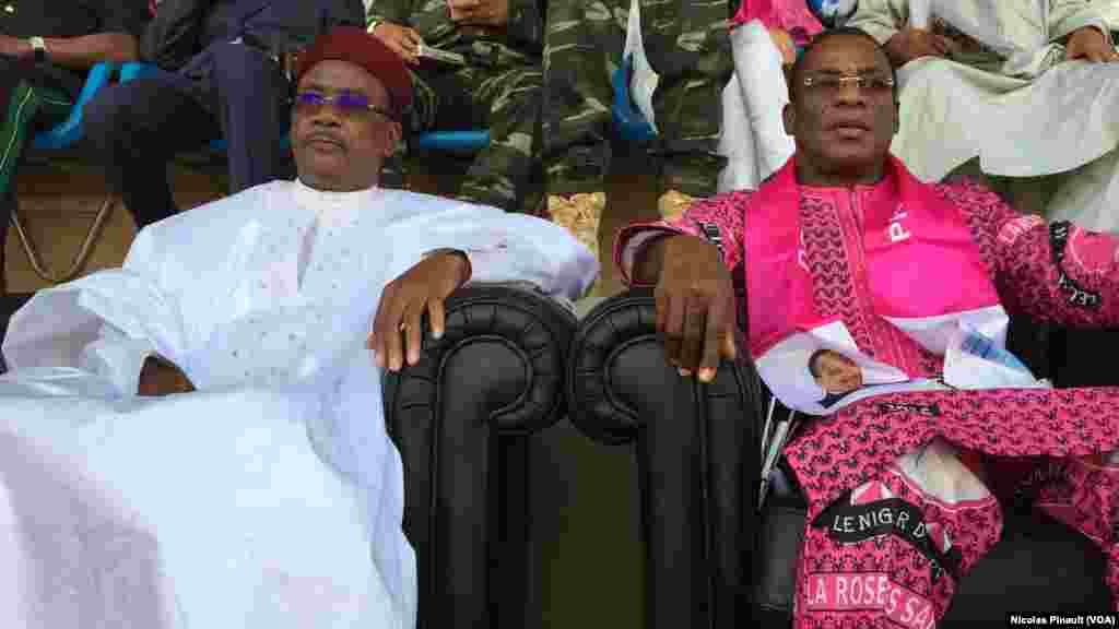 Le president du Niger, Mahamdou Issoufou, et Pascal Affi N&#39;Guessan du FPI au stade Seyni Kountché de Niamey, 18 février 2016 (VOA/Nicolas Pinault)