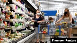 Un grupo de personas realiza la compra en una tienda Walmart en Bradford, Pennsylvania, el 20 de julio de 2020.