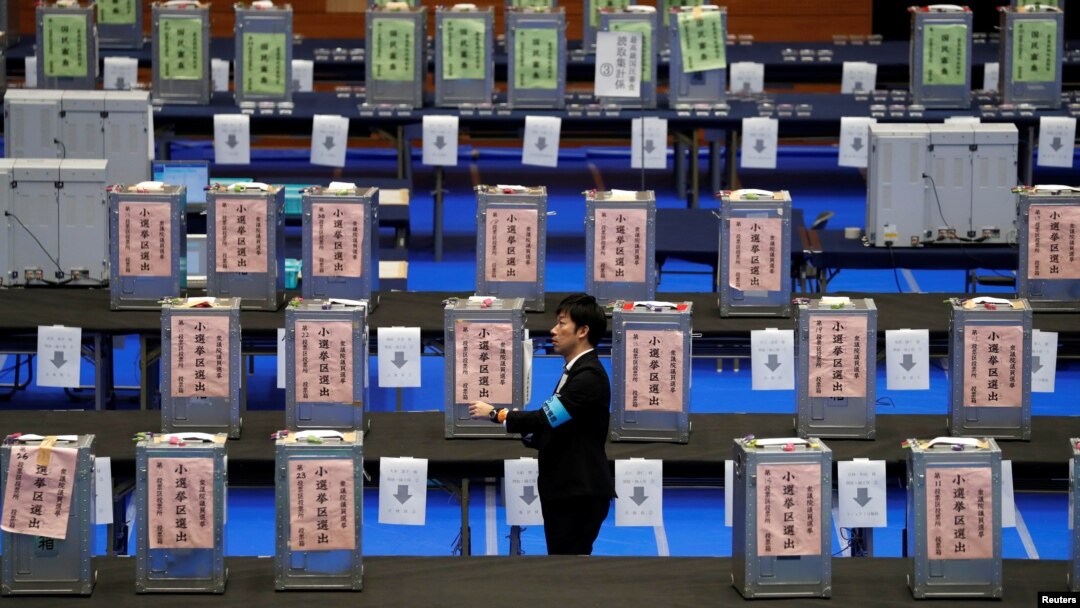 Petugas pemilu menunggu penghitungan kertas suara pemilihan anggota majelis rendah parlemen Jepang di Tokyo, 22 Oktober 2017. 