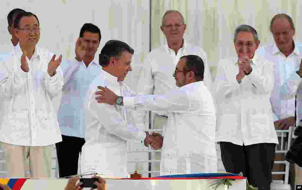 همه چیز از این عکس شروع شد. &laquo;خوان مانوئل سانتوس&raquo; رئیس جمهوری کلمبیا هفته پیش گفت با شورشیان چپگرای فارک به توافق صلح رسیده است. چهار سال مذاکره بالاخره به یک جنگ ۵۴ ساله پایان داد. رئیس جمهوری کلمبیا در حالی با رهبر فارک دست داد که برای اجرای توافق، نیاز به رای مردم در یک همه پرسی داشت.