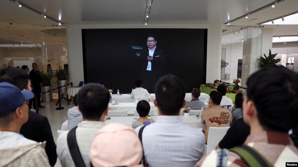 2023年9月25日，中国北京的一家华为旗舰店的屏幕直播华为产品发布活动, 画面中出现的是华为消费者业务集团首席执行官余承东。(photo:VOA)