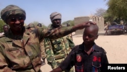 Un ex enfant-soldat enrôlé par Boko Haram, le 22 avril 2015 au Tchad. (REUTERS/Moumine Ngarmbassa)