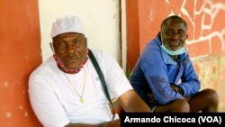 Activistas angolanos Afonso Ngangula (esq) e Caçador Mucongo (dir), Namibe