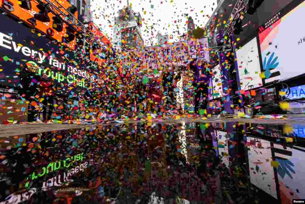 Taburan konfeti jatuh di atas platform sementara penyelenggara penurunan bola pada Malam Tahun Baru melakukan tes konfeti di Times Square, New York, Minggu, 29 Desember 2024. (Foto: Eduardo Munoz/Reuters)