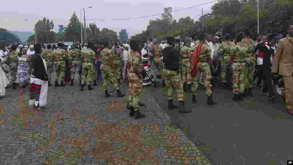 Des soldats éthiopiens bloquent la rue lors d&#39;une fête religieuse à Bishoftu,le 2 octobre 2016.