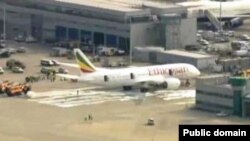 Sebuah pesawat Boeing Dreamliner milik Ethiopian Airlines terbakar saat diparkir di bandara Heathrow, London (12/7). 