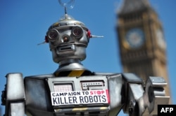 Sebuah tiruan robot pembunuh dipamerkan di London pada April 2013 dalam sebuah peluncuran Kampanye untuk Menghentikan Robot Pembunuh yang menyerukan pelarangan penggunaan robot senjata mematikan yang bisa memilih dan menyerang target tanpa intervensi manusia.
