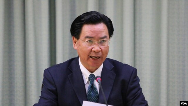 台灣外長吳釗燮2018年5月1日見記者（美國之音楊明攝）