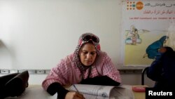 L'assistante sociale Mahjouba Mint Ahmed aide les femmes enceintes à s'inscrire au centre de santé pour être suivi à Mbera, Mauritanie, le 23 mai 2012.