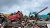 Evakuasi korban yang terjebak dibawah reruntuhan kantor Gubernur Sulawesi Barat di Mamuju. Jumat (15/1/2021) (Foto: Courtesy/Taufiq Lau/Pemprov Sulawesi Selatan)