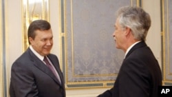 Under Secretary of State for Political Affairs William J. Burns, right, shakes hand with Ukraine President Viktor Yanukovych during their meeting in Kiev, Ukraine, Thursday, Sept. 9, 2010. (AP Photo/Andrey Mosienko, Pool)