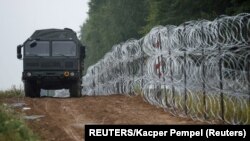 Žica na granici između Poljske i Bjelorusije kod sela Nomiki (REUTERS/Kacper Pempel/)