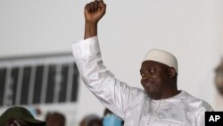 ប្រធានាធិបតី​ប្រទេស​ហ្គំប៊ី​លោក Adama Barrow ប្រារព្ធ​ពិធី បន្ទាប់ពី​ឈ្នះ​ការបោះឆ្នោត​ប្រធានាធិបតី នៅ​ក្នុង​ក្រុង Banjul ប្រទេស​ហ្គំប៊ី កាលពី​ថ្ងៃទី៥ ខែធ្នូ ឆ្នាំ២០២១។