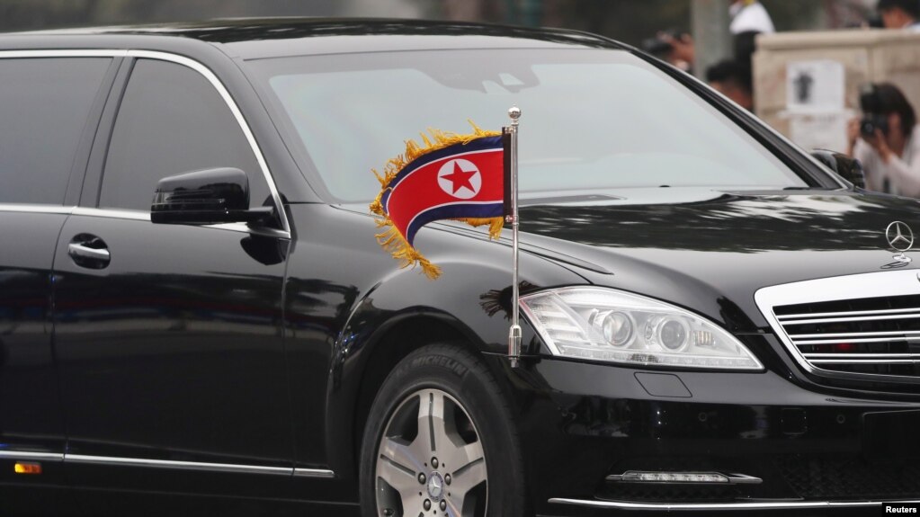 Xe chở lãnh đạo Triều Tiên đến Hà Nội để dự thượng đỉnh. Có nhiều cố vấn kinh tế và đối ngoại cấp cao tháp tùng ông Kim Jong Un trong chuyến đi này.