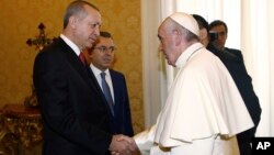 El papa Francisco saluda al presidente turco, Recep Tayyip Erdogan, (izquierda) durante una audiencia privada en el Vaticano el lunes, 5 de febrero de 2018.