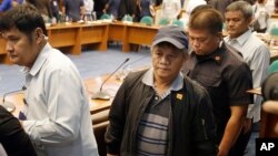El exsicario Edgar Matobato, centro, testificó ante una comisión del senado filipino.