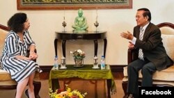 លោក​ កឹម សុខា ​ពិភាក្សាជាមួយ​លោកស្រី​ Carmen Moreno​ ឯក​អគ្គ​រដ្ឋទូត​របស់​សហ​ភាព​អឺរ៉ុប​ប្រចាំ​កម្ពុជា ​នៅ​ឯ​ផ្ទះ​របស់​លោក ​ក្នុង​ខណ្ឌ​ទួលគោក រាជធានីភ្នំពេញ ថ្ងៃទី២៥ ខែកញ្ញា ឆ្នាំ២០២០។