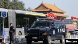Seorang polisi berjaga-jaga dekat Lapangan Tiananmen di Beijing (29/10). 