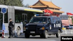 차랑 폭발 사건이 말생한 중국 톈안먼 광장에 세워진 특수경찰 차량의 모습. 사건 직후 베이징 경찰 당국은 차량 폭발 사건 용의자 2명의 수색작업에 들어갔다.